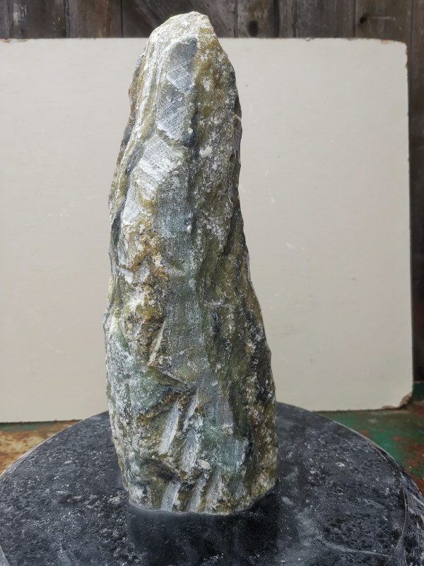 Speckstein; fast Rechteck S�ule; Einzelst�ck; aus Indien; gr�n Farb Mix; 4,730 kg