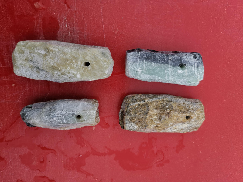 10 Amulettsteine; bis 30g; mit Loch, aus unserem Sortiment