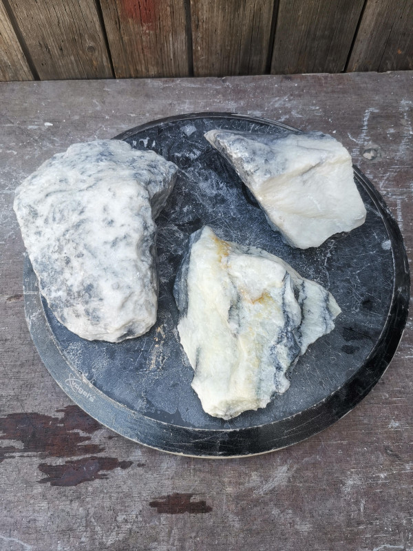 Speckstein; China; 3 Steine; schwarz-wei�; zus. 3,420 kg