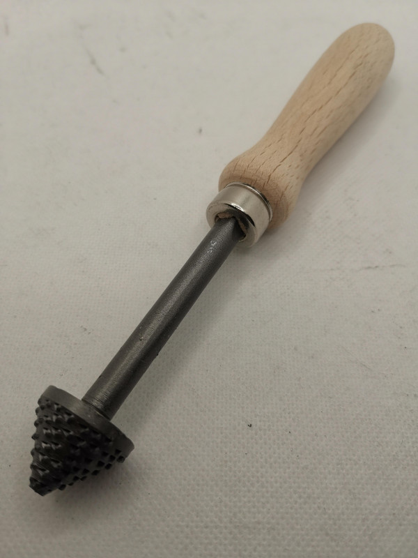 Raspel; mit spitzen Kopf; Holzgriff