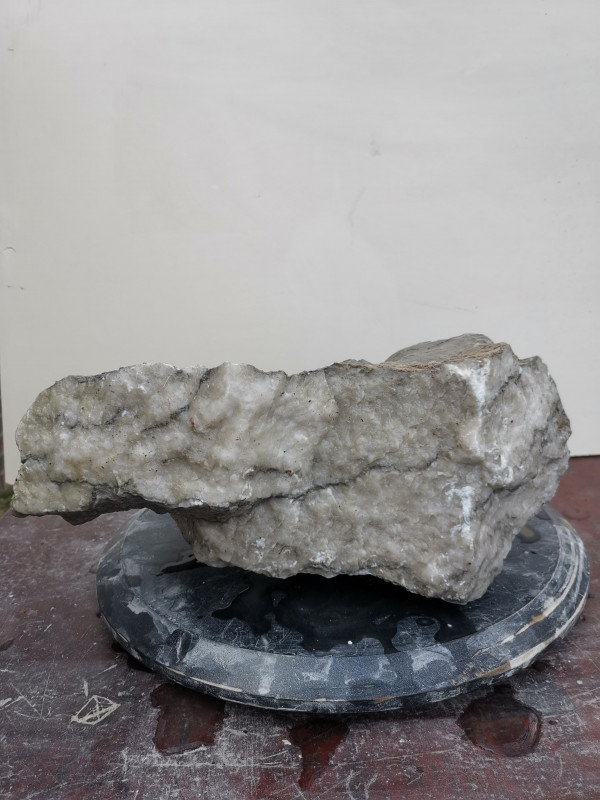 Alabaster; Elfenbein; Einzelstck; schwarze Maserung; 8.210 kg