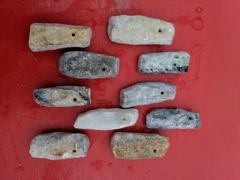 Speckstein; Amulettsteine; mit Loch; zufälliger Farbmix; 10 Stück