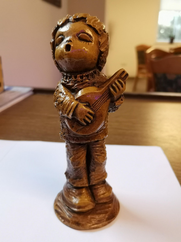 Speckstein; lasiert; Figur; mit Gitarre; Signiert