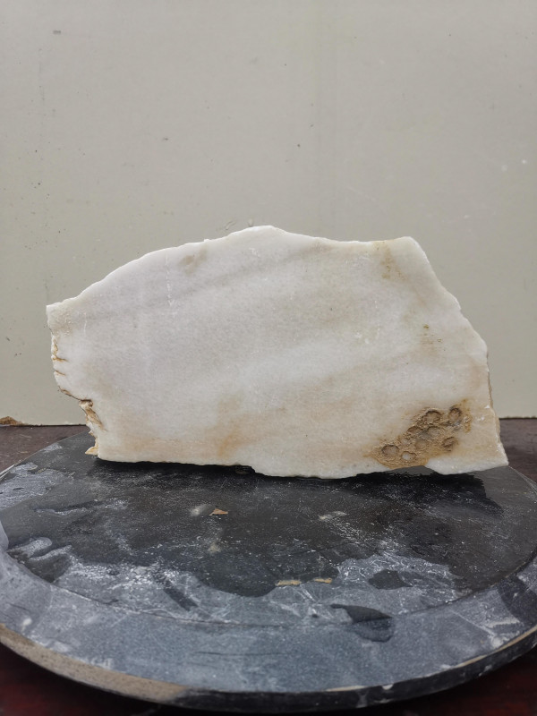 Alabaster; Einzelstck; wei; Scheibe; tlw. Maserungen; 2.770 kg