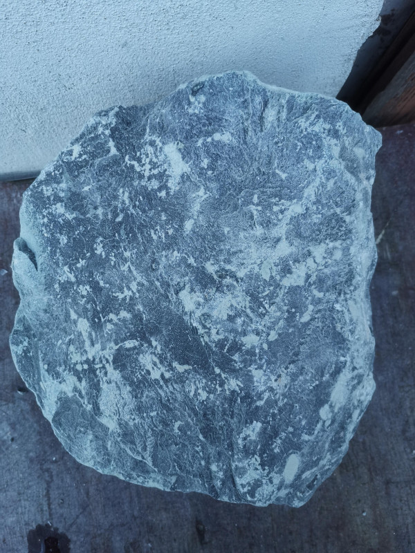 Speckstein; Brocken; Indien; oliv-schwarz; hart; 20,000 kg