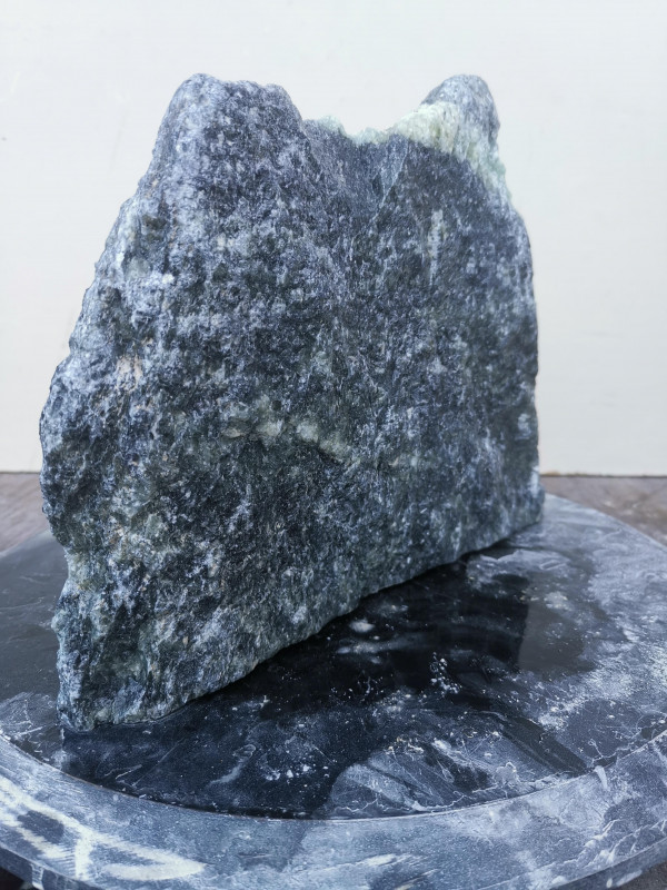 Speckstein; Einzelstck; Indien; schwarz: mit trkis Streifen: harte Sorte: Gewicht: 7.080 kg
