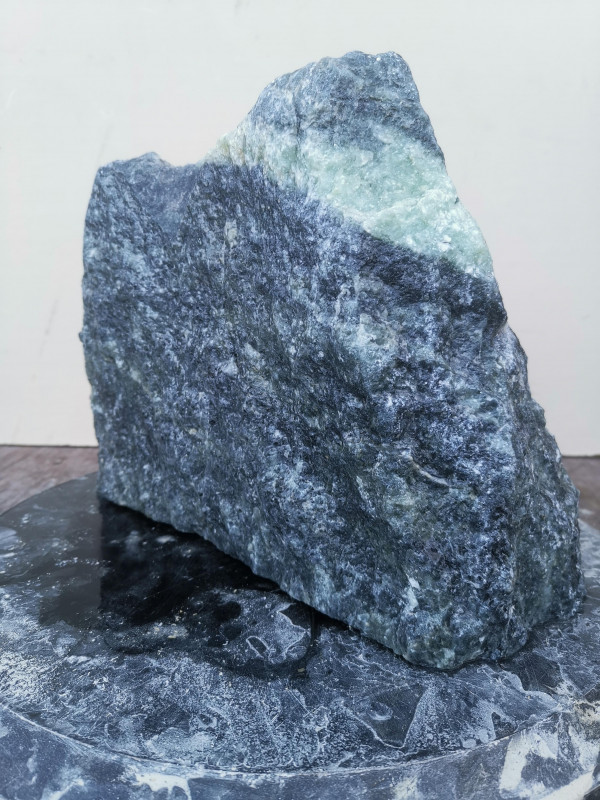 Speckstein; Einzelstck; Indien; schwarz: mit trkis Streifen: harte Sorte: Gewicht: 7.080 kg