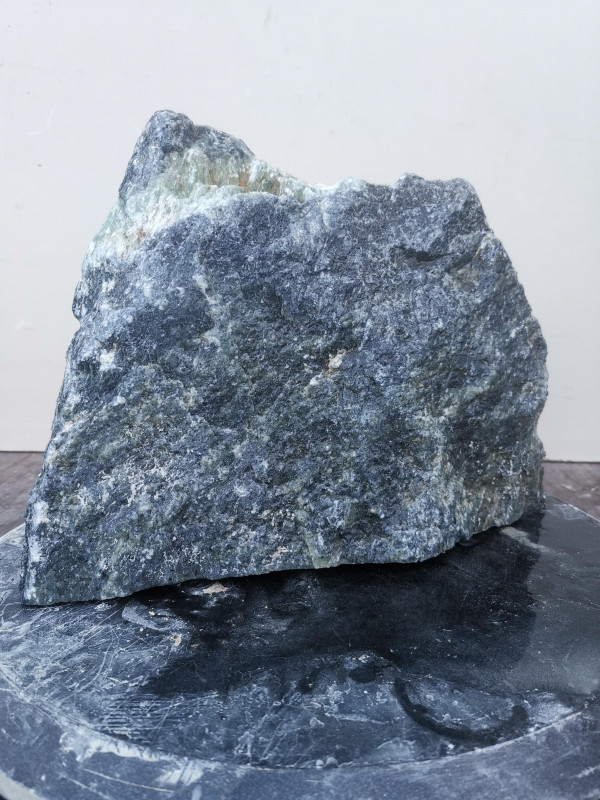 Speckstein; Einzelstck; Indien; schwarz: mit trkis Streifen: harte Sorte: Gewicht: 7.080 kg