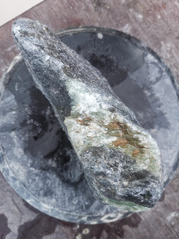 Speckstein; Einzelstck; Indien; schwarz: mit trkis Streifen: harte Sorte: Gewicht: 7.080 kg