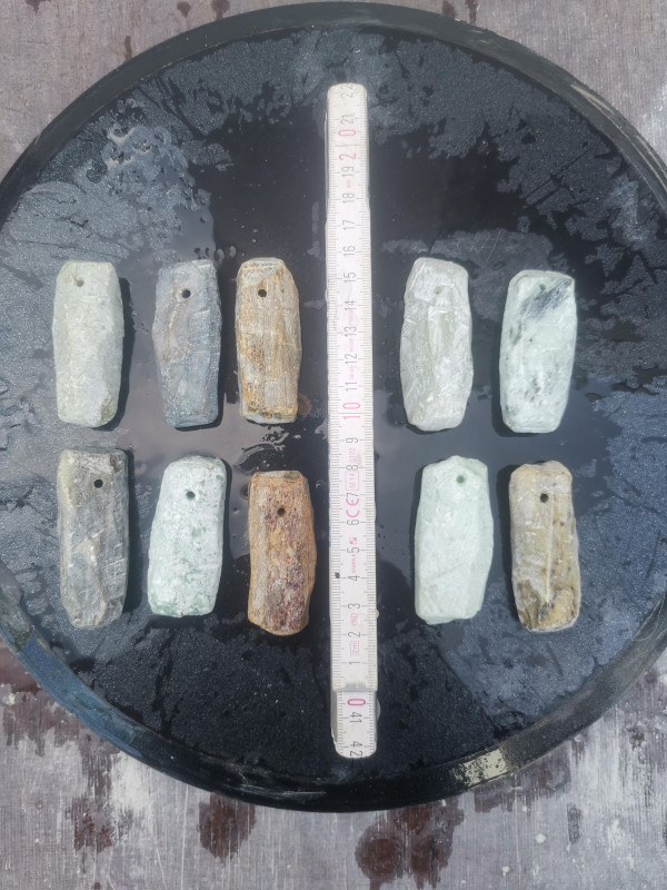 Speckstein-Amulettsteine; mit Loch; zwischen 50 bis 70g; 10 Stck
