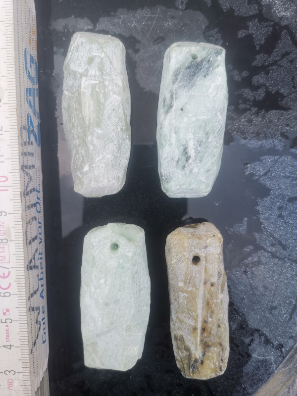 Speckstein-Amulettsteine; mit Loch; zwischen 50 bis 70g; 10 Stck