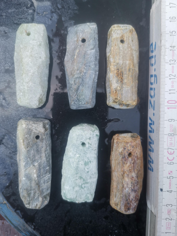 Speckstein-Amulettsteine; mit Loch; zwischen 50 bis 70g; 10 Stck
