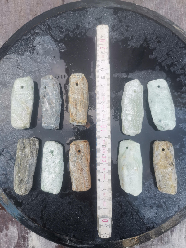 Speckstein-Amulettsteine; mit Loch; zwischen 50 bis 70g; 10 Stck