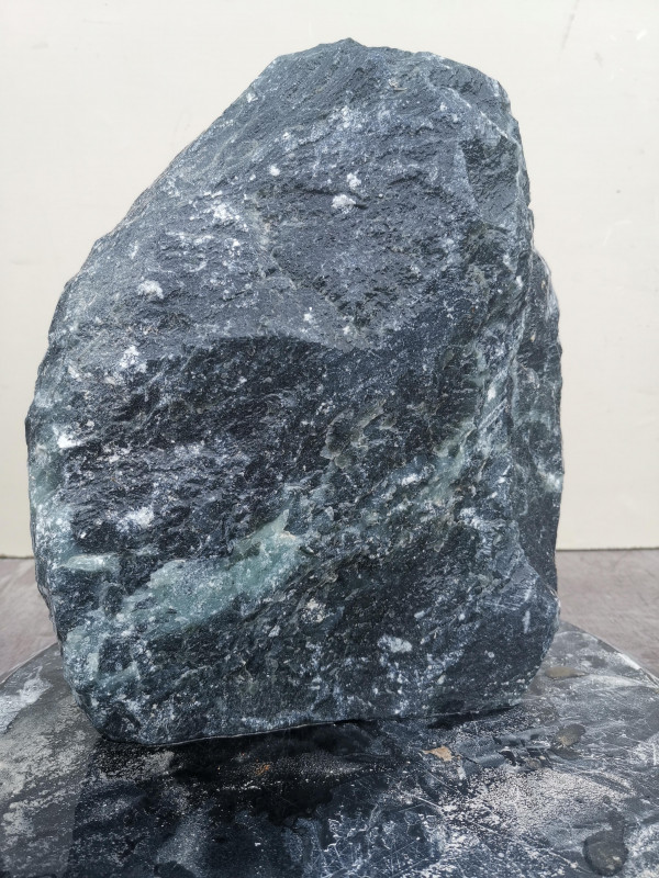 Speckstein Einzelstck aus Indien schwarz mit Streifen in trkis 11,900 kg