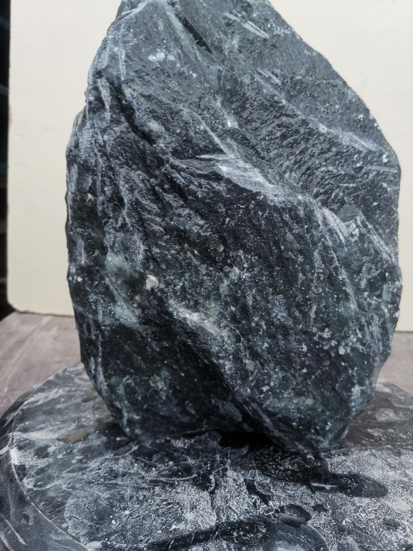 Speckstein Einzelstck aus Indien schwarz mit Streifen in trkis 11,900 kg