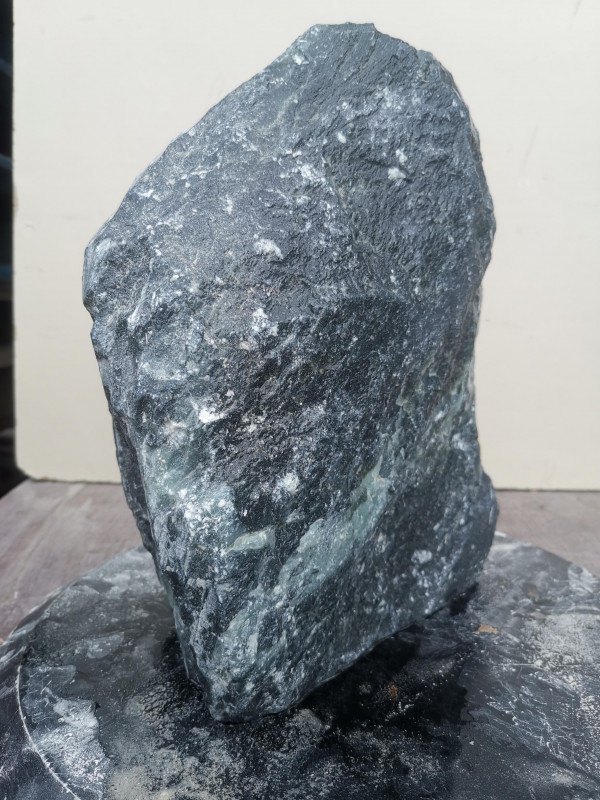 Speckstein Einzelstck aus Indien schwarz mit Streifen in trkis 11,900 kg