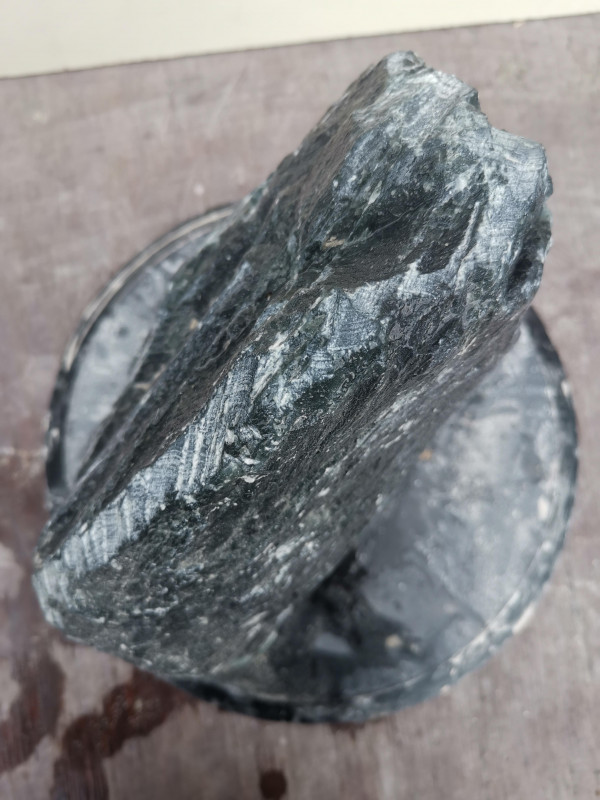 Speckstein Einzelstck aus Indien schwarz mit Streifen in trkis 11,900 kg
