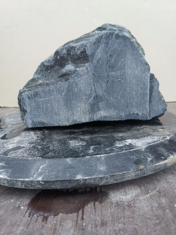 Speckstein Einzelstck aus Indien schwarz mit Streifen in trkis 11,900 kg