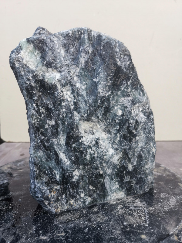 Speckstein Einzelstck aus Indien dunkelgrn ​​​​​​​tlw. helle Streifen 6,080 kg