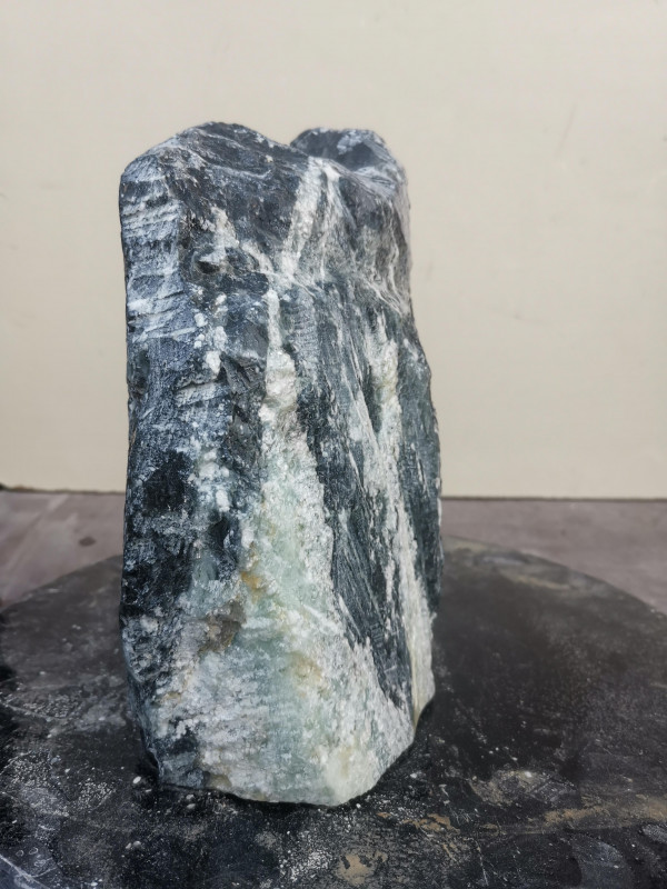 Speckstein Einzelstck aus Indien dunkelgrn ​​​​​​​tlw. helle Streifen 6,080 kg