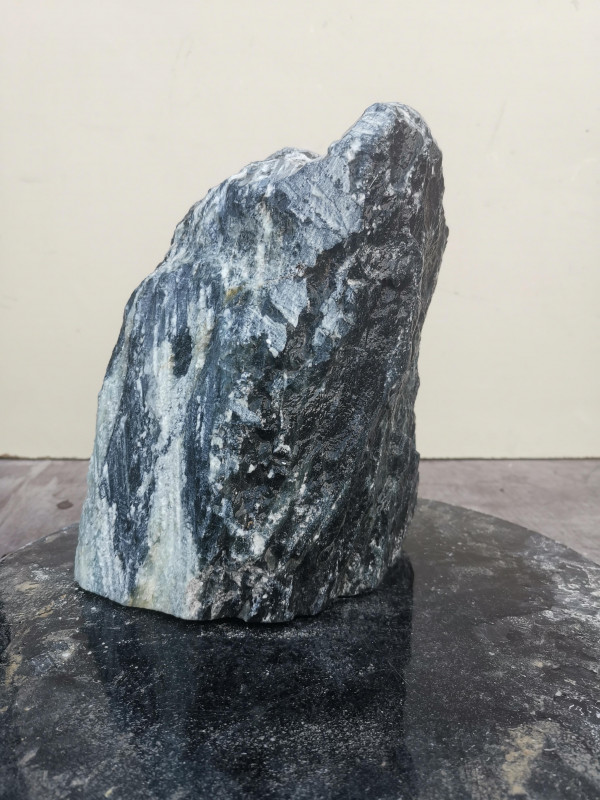 Speckstein Einzelstck aus Indien dunkelgrn ​​​​​​​tlw. helle Streifen 6,080 kg