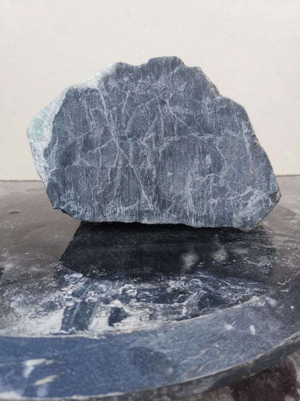 Speckstein Einzelstck aus Indien dunkelgrn ​​​​​​​tlw. helle Streifen 6,080 kg