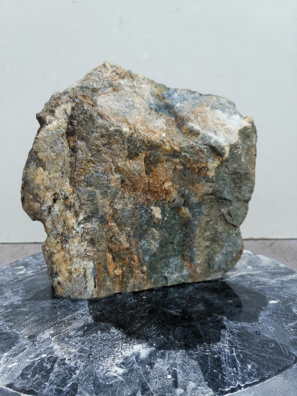 Speckstein; Einzelstck; aus Brasilien; tlw. braun-grn; Gewicht: 4,600 kg