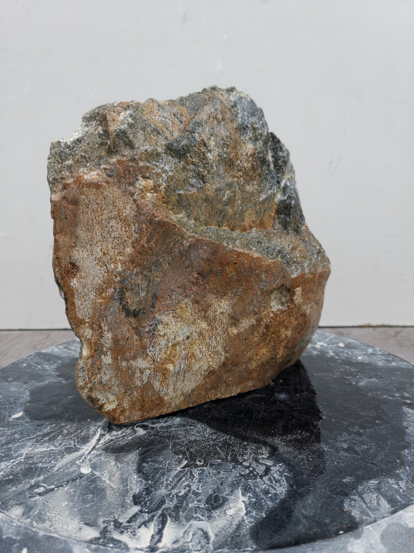 Speckstein; Einzelstck; aus Brasilien; tlw. braun-grn; Gewicht: 4,600 kg
