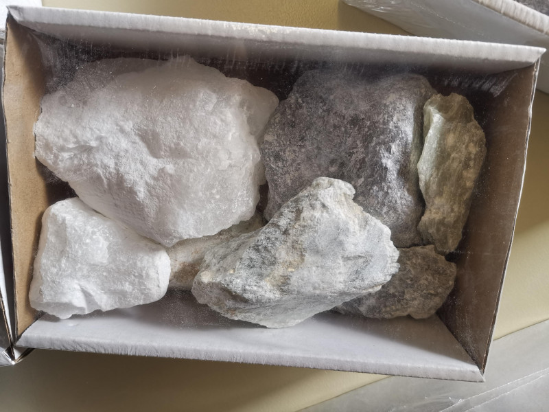 Speckstein; Sortiment; Gesamt 1,5 kg Karton aus Brasilien; Handsortiert