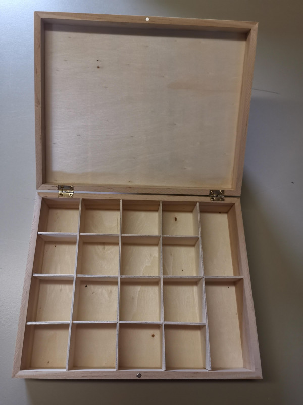 Neue Holzkiste aus Kiefernholz; mit Fchern; Magnet; 25 x 20 x 5,5 cm