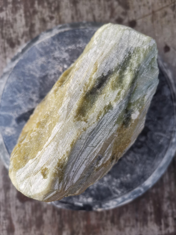 Speckstein;  Einzelstck aus Indien; grn-schwarz-gelb; 7,650 kg