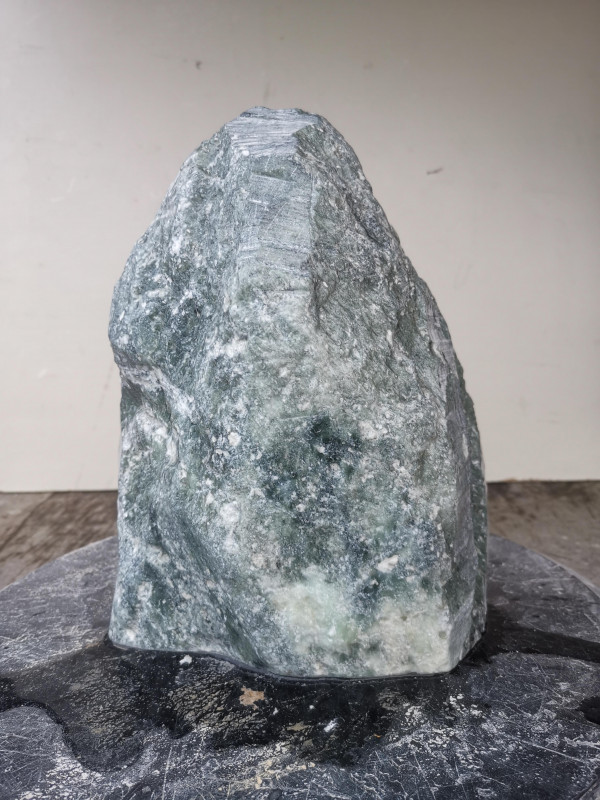 Speckstein; Einzelstck aus China; schwarz vlt. etwas trkis; 5,630 kg