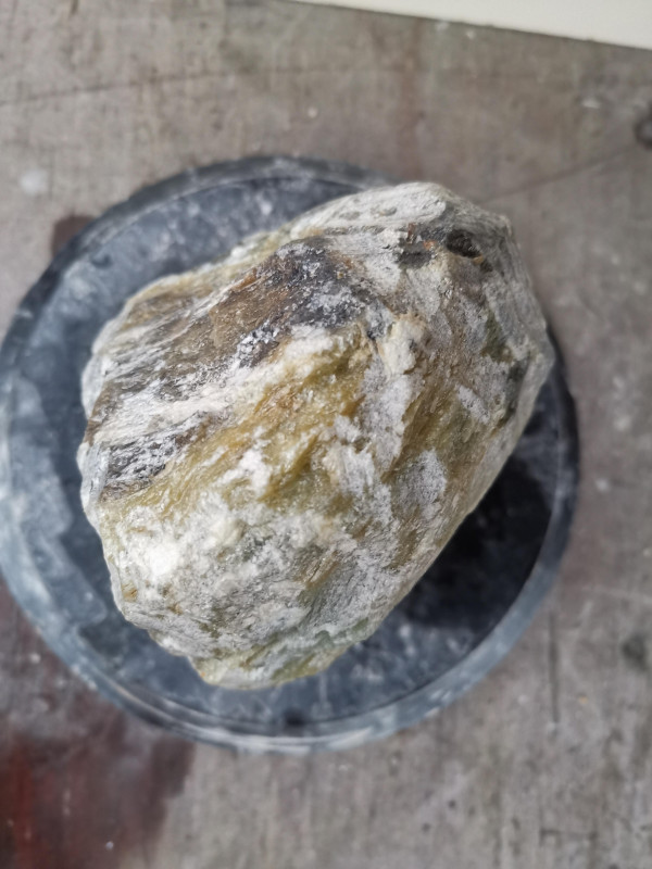 Speckstein; Einzelstck; aus Indien; grn-gelb und tlw. andere Farben; 8,020 kg