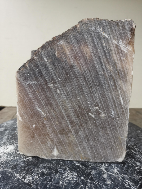 Alabaster; Spanien; Einzelst�ck; vier S�geschittfl�chen; karamell; 6,980 kg