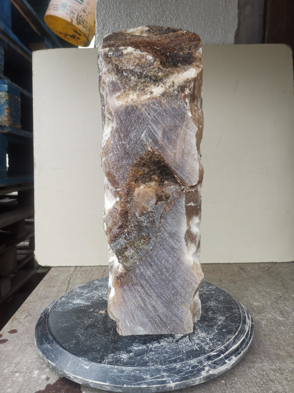 Alabaster; Spanien; Einzelst�ck; vier S�geschitt; karamell; 6,980 kg