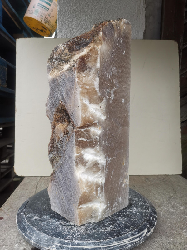 Alabaster; Spanien; Einzelst�ck; vier S�geschitt; karamell; 6,980 kg