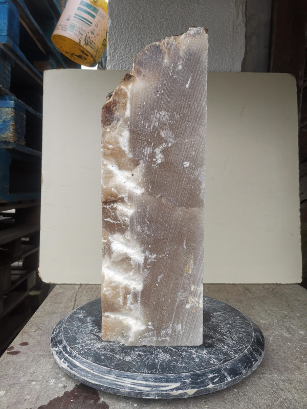 Alabaster; Spanien; Einzelst�ck; vier S�geschitt; karamell; 6,980 kg