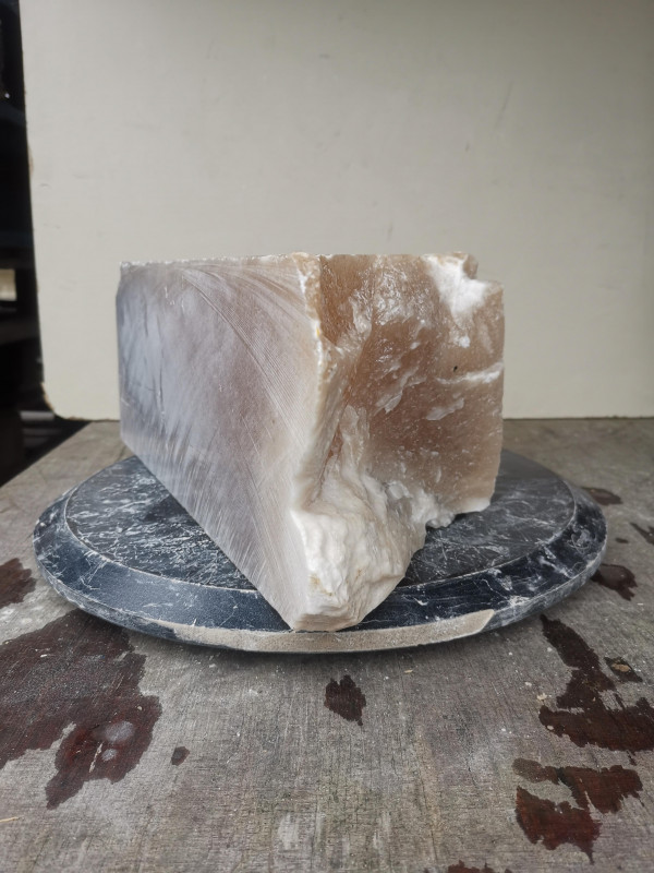 Alabaster; Spanien; Einzelst�ck; vier S�geschitt; karamell; 12,620 kg