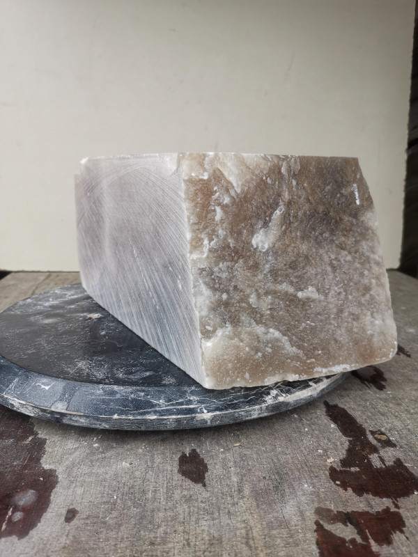 Alabaster; Spanien; Einzelst�ck; vier S�geschitt; karamell; 12,620 kg