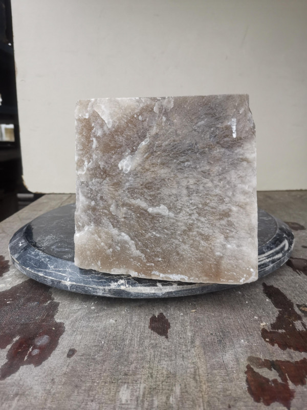 Alabaster; Spanien; Einzelst�ck; vier S�geschitt; karamell; 12,620 kg