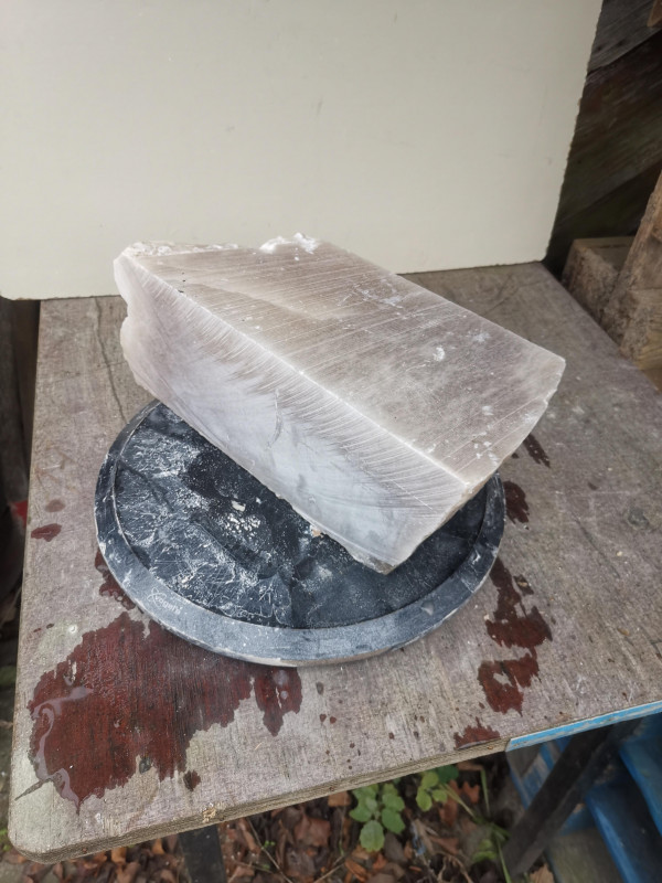 Alabaster; Spanien; Einzelst�ck; vier S�geschitt; karamell; 12,620 kg