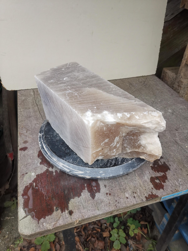 Alabaster; Spanien; Einzelst�ck; vier S�geschitt; karamell; 12,620 kg