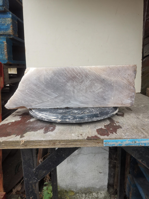 Alabaster; Spanien; Einzelst�ck; vier S�geschitt; karamell; 18,370 kg