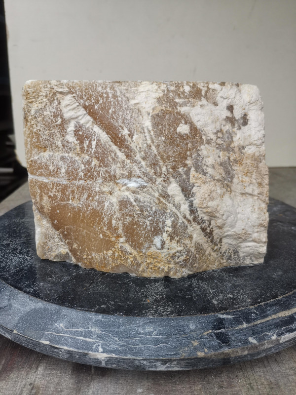 Alabaster; Spanien; Einzelst�ck; vier S�geschitt; karamell; 7,850 kg