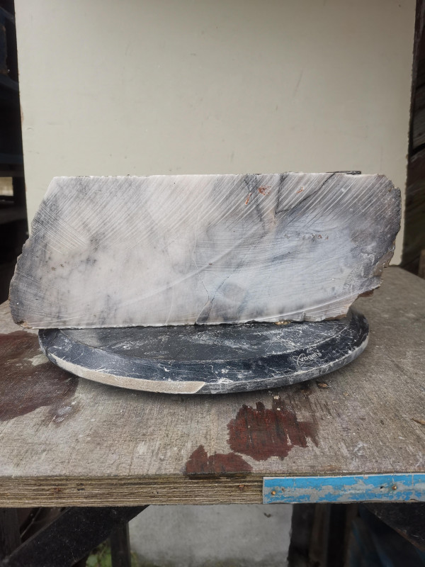 Alabaster; Spanien; Einzelst�ck; karamell;�tlw mit schwarzer Maserung; 12,690 kg