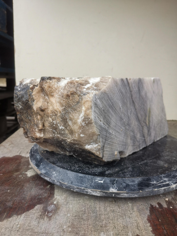 Alabaster; Spanien; Einzelst�ck; karamell;�tlw mit schwarzer Maserung; 12,690 kg