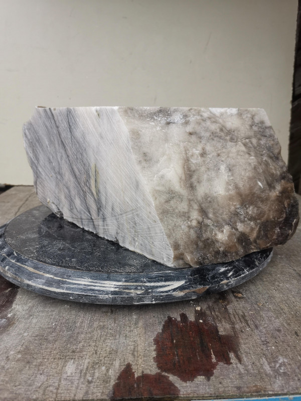 Alabaster; Spanien; Einzelst�ck; karamell;�tlw mit schwarzer Maserung; 12,690 kg