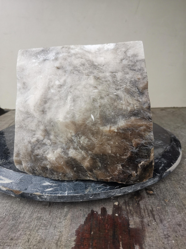 Alabaster; Spanien; Einzelst�ck; karamell;�tlw mit schwarzer Maserung; 12,690 kg