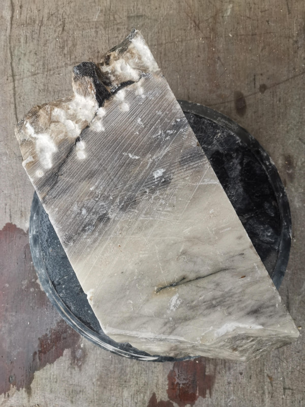 Alabaster; Spanien; Einzelst�ck; karamell;�tlw mit schwarzer Maserung; 12,690 kg