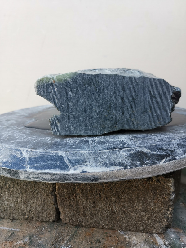 Speckstein; Einzelst�ck; aus Indien; schwarz mit wenig t�rkis; 2,990 kg